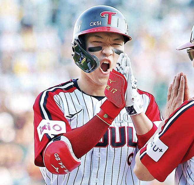 (서울=연합뉴스) 류영석 기자 = 22일 잠실야구장에서 열린 프로야구 2025 KBO리그 두산 베어스와 LG 트윈스의 경기. 3회말 1사 1,3루 상황에서 LG 박해민이 우익수 앞 1타점 적시타를 친 뒤 세리머니를 하고 있다.