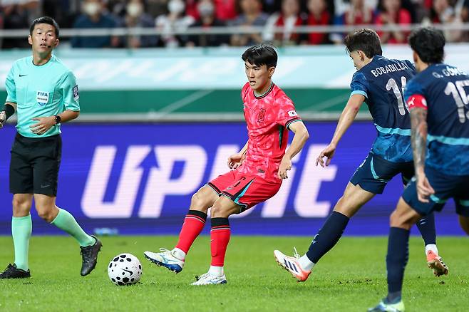 황인범이 지난달 14일 서울 마포구 서울월드컵경기장에서  파라과이 선수들을 앞에 놓고 볼을 다루고 있다. 연합뉴스