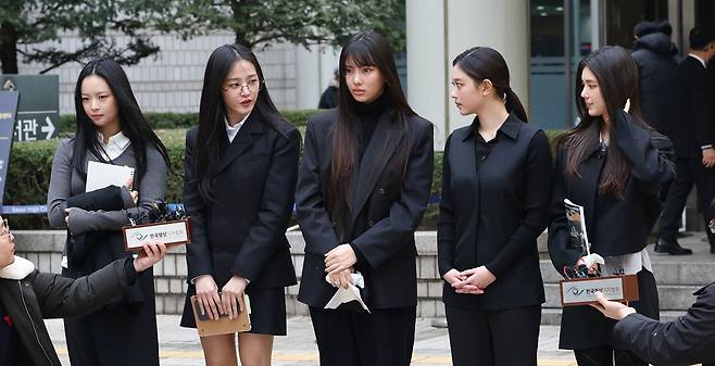 걸그룹 뉴진스(NJZ)가 7일 서울 서초구 서울중앙지방법원에서 열린 ‘기획사 지위보전 및 광고계약 체결 등 금지’ 가처분 신청의 심문기일을 마친 뒤 법원 청사를 나서며 취재진 질문에 답하고 있다.     왼쪽부터 하니, 민지, 혜인, 해린, 다니엘. 2025.3.7 연합뉴스