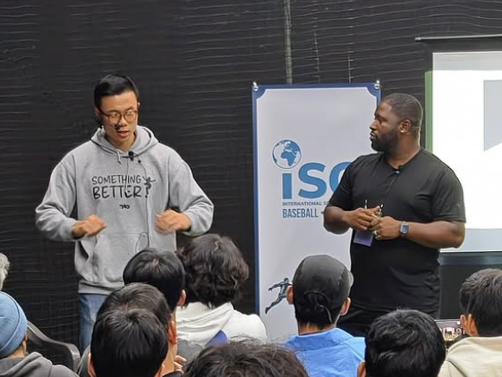 ▲ 지난해 열린 해외 코치 초청 클리닉 행사에서 통역을 맡은 이지태 코치. ⓒ 인스타그램 캡처