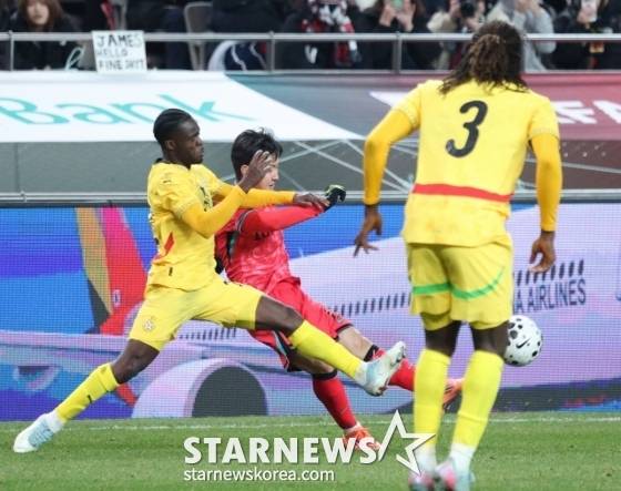 볼 경합하는 이강인(가운데)의 모습. /사진=김진경 대기자