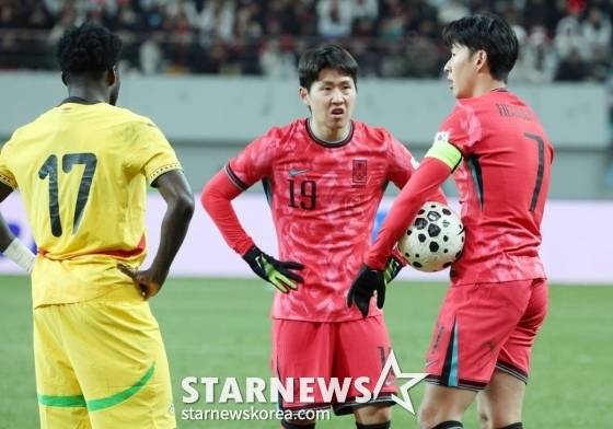 이강인(가운데)이 프리킥 상황에서 손흥민(오른쪽)과 이야기하고 있다. /사진=김진경 대기자