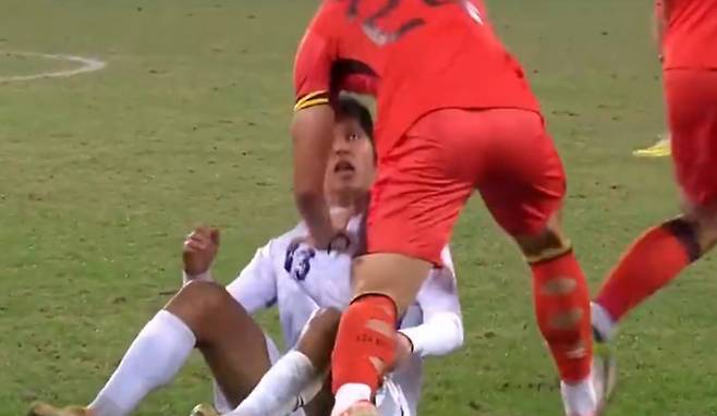 18일(한국시간) 중국 청두의 솽류스포츠센터에서 열린 판다컵 2025 우즈베키스탄전에서 쓰러져있던 상대의 가슴 부위를 강하게 밀쳐 레드카드를 받은 왕스친. /사진=즈보8 중계화면 캡처