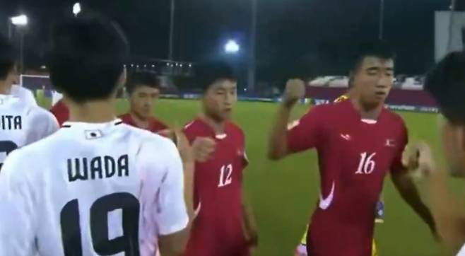 19일 카타르 도하의 어스파이어존에서 열린 2025 FIFA U-17 월드컵 16강 북한과 일본전, 경기를 앞두고 페어플레이를 다짐하는 인사 과정에서 북한(빨간 유니폼) 선수들이 펀치를 하듯 강하게 인사하고 있다. /사진=중계화면 캡처