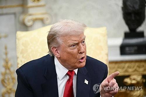 트럼프 대통령 (AFP=연합뉴스) 트럼프 대통령이 18일(현지시간) 백악관에서 무함마드 빈 살만 사우디아라비아 왕세자와 양자회담을 갖고 취재진의 질문에 답하고 있다. 2025.11.18