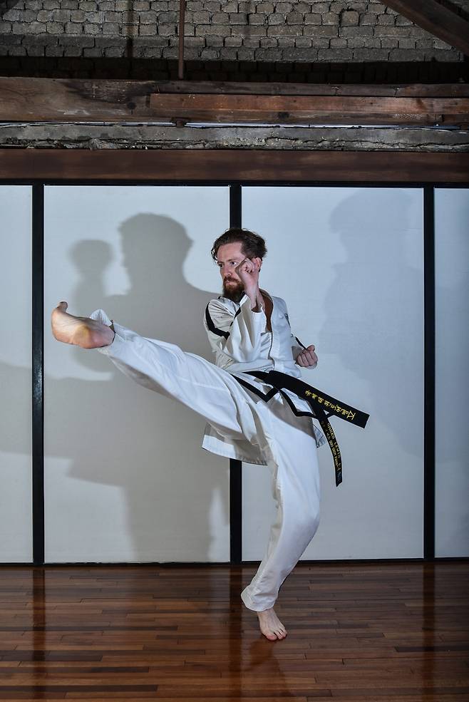 태권도 자세 취하는 남아공 출신 루이스 교수 [루이스 제공. 재판매 및 DB 금지]