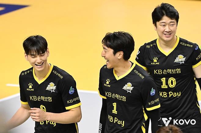 함께 출전한 KB손보 나경복(맨 오른쪽)과 임성진(맨 왼쪽) [한국배구연맹 제공. 재판매 및 DB 금지]