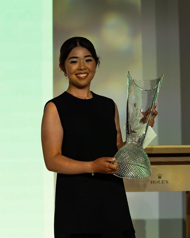 2025시즌 LPGA 투어 신인상 트로피를 받은 야마시타 [LPGA 투어 소셜 미디어 사진. 재판매 및 DB 금지]