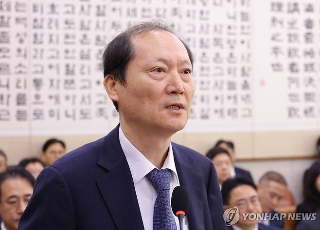 증인선서 거부 이유 말하는 이완규 전 법제처장 (서울=연합뉴스) 황광모 기자 = 이완규 전 법제처장이 27일 서울 여의도 국회 법제사법위원회에서 열린 2025년 국정감사에서 증인선서를 거부한 이유를 말하고 있다. 2025.10.27 hkmpooh@yna.co.kr