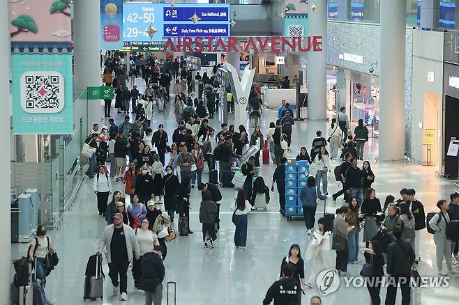 인천공항 면세입찰 두고 '눈치게임' (영종도=연합뉴스) 임화영 기자 = 국내 면세점뿐아니라 해외 면세점까지 인천국제공항의 주요 면세구역 입찰을 두고 치열한 경쟁이 전망되는 가운데 6일 인천국제공항 제1여객터미널 내 면세구역에서 여행객들이 이동 및 쇼핑을 하고 있다. 2025.11.6 hwayoung7@yna.co.kr