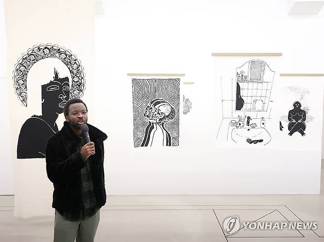 작품 설명하는 우고 멘데스 (서울=연합뉴스) 강민지 기자 = 우고 멘데스 작가가 19일 서울 종로구 아르코미술관에서 열린 아르코 예술창작실 작가전 '인 시투'(In Situ) 간담회에서 작품 설명을 하고 있다. 2025.11.19 mjkang@yna.co.kr