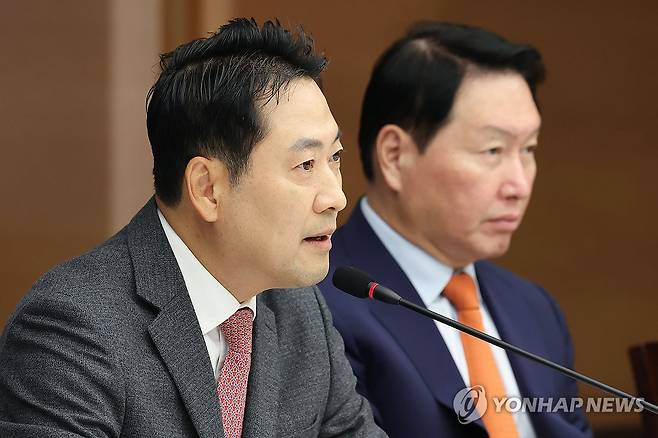 인사말하는 장동혁 대표 (서울=연합뉴스) 신준희 기자 = 국민의힘 장동혁 대표가 19일 서울 중구 대한상공회의소에서 열린 '국민의힘-대한상공회의소 정책간담회’ 에서 인사말을 하고 있다. 2025.11.19 [공동취재] hama@yna.co.kr