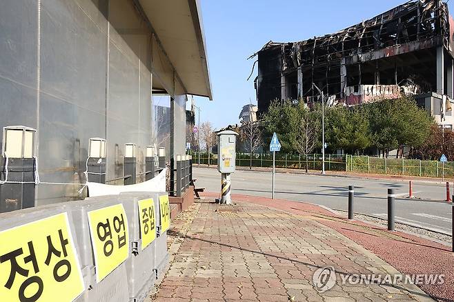 '정상 영업 중' 알리는 편의점 (천안=연합뉴스) 강수환 기자 = 19일 오전 충남 천안시 동남구 풍세면 풍세산업단지 내 이랜드패션 물류센터 인근에 있는 편의점에 정상 영업을 알리는 안내문이 부착되어 있다. 지난 15일 오전 6시 8분께 물류센터에서 불이 나 60시간 만인 17일 오후 6시 11분께 완전 진화됐다. 2025.11.19 swan@yna.co.kr