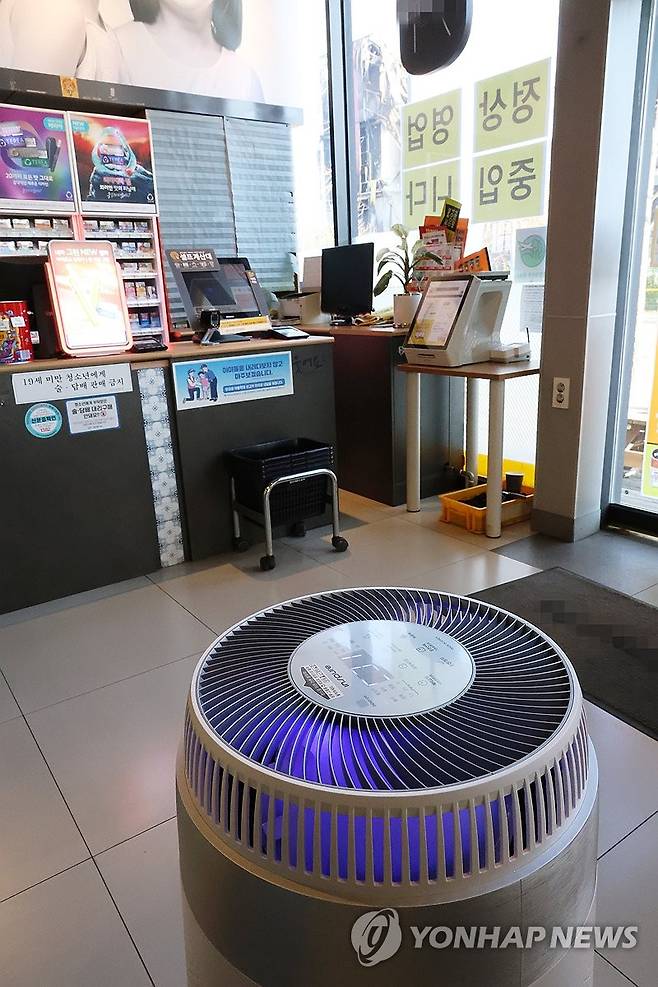 이랜드패션 물류센터 화재로 공기청정기 가동하는 편의점 (천안=연합뉴스) 강수환 기자 = 19일 오전 충남 천안시 동남구 풍세면 풍세산업단지 내 이랜드패션 물류센터 인근에 있는 편의점에 물류센터 화재 여파로 공기청정기가 가동되고 있다. 지난 15일 오전 6시 8분께 이랜드패션 물류센터에서 불이 나 60시간 만인 17일 오후 6시 11분께 완전 진화됐다. 2025.11.19 swan@yna.co.kr