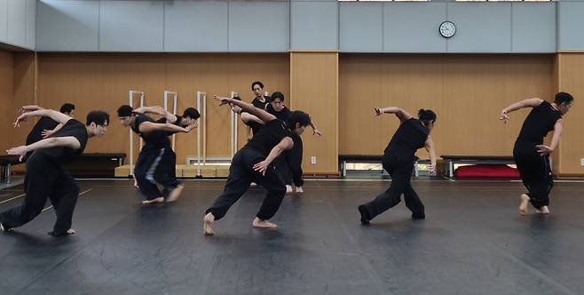 국립무용단 '거장의 숨결' (서울=연합뉴스) 박원희 기자 = 19일 국립극장 해오름극장에서 열린 '거장의 숨결' 연습실 공개행사에서 국립무용단 단원들이 국수호 안무가의 '티벳의 하늘'을 시연하고 있다. 2025.11.19. encounter24@yna.co.kr