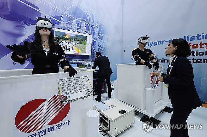 VR로 체험하는 전력작업 (광주=연합뉴스) 김혜인 기자 = 5일 오전 광주 서구 김대중컨벤션센터에서 열린 빛가람국제전력기술엑스포(BIXPO) 2025에서 관람객이 VR로 전력작업을 체험해보고 있다. 2025.11.5 in@yna.co.kr