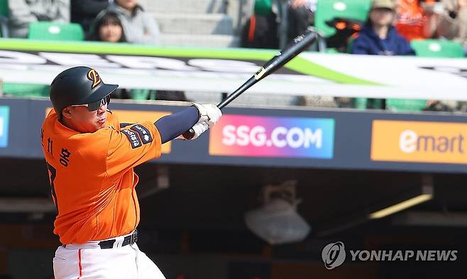 안타 치는 안치홍 [연합뉴스 자료사진]