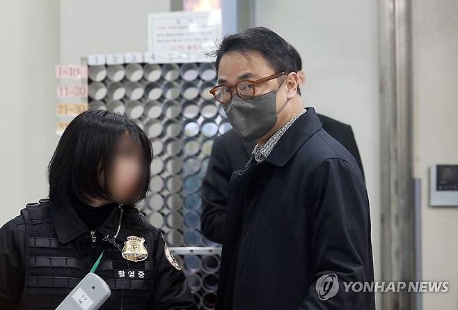 김진우 영장실질심사 출석 (서울=연합뉴스) 한종찬 기자 = 양평 공흥지구 개발 특혜 의혹에 연루된 김건희 여사의 오빠 김진우 씨가 19일 서울 서초구 서울중앙지법에서 열린 구속 전 피의자 심문(영장실질심사)에 출석하고 있다. 2025.11.19 saba@yna.co.kr