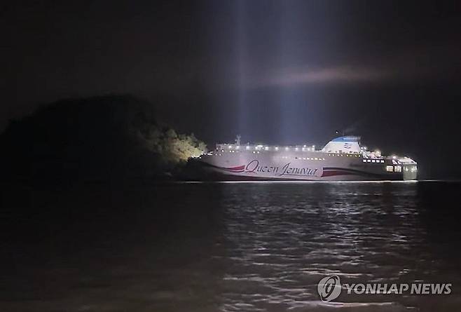 전남 신안 해상서 267명 태운 여객선 좌초 (목포=연합뉴스) 19일 오후 8시 17분께 전남 신안군 장산도 남방 족도에 여객선 퀸제누비아2호가 좌초돼 해경이 구조 작업을 벌이고 있다. 2025.11.19 [목포해경 제공. 재판매 및 DB 금지] in@yna.co.kr