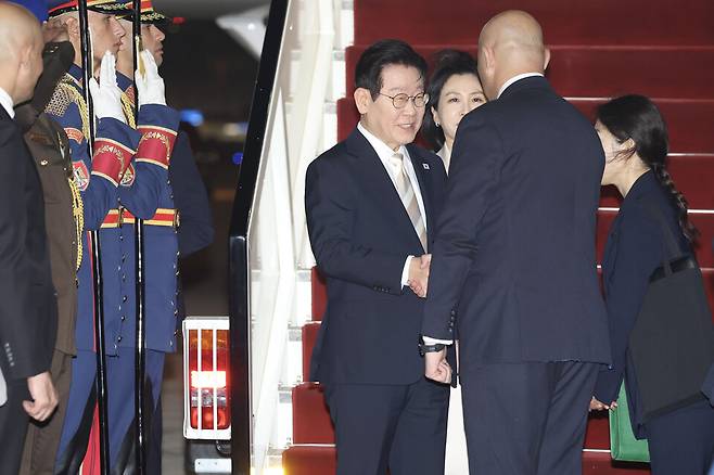 ▲ 이재명 대통령이 19일(현지시간) 이집트 카이로 국제공항에서 영접 인사들과 인사하고 있다. /연합뉴스