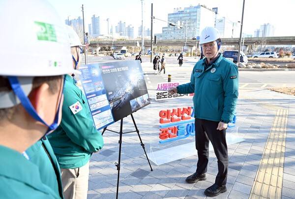 정부의 안산선 지하화 결정 이후 이민근 시장이 현장시찰하고 있다.