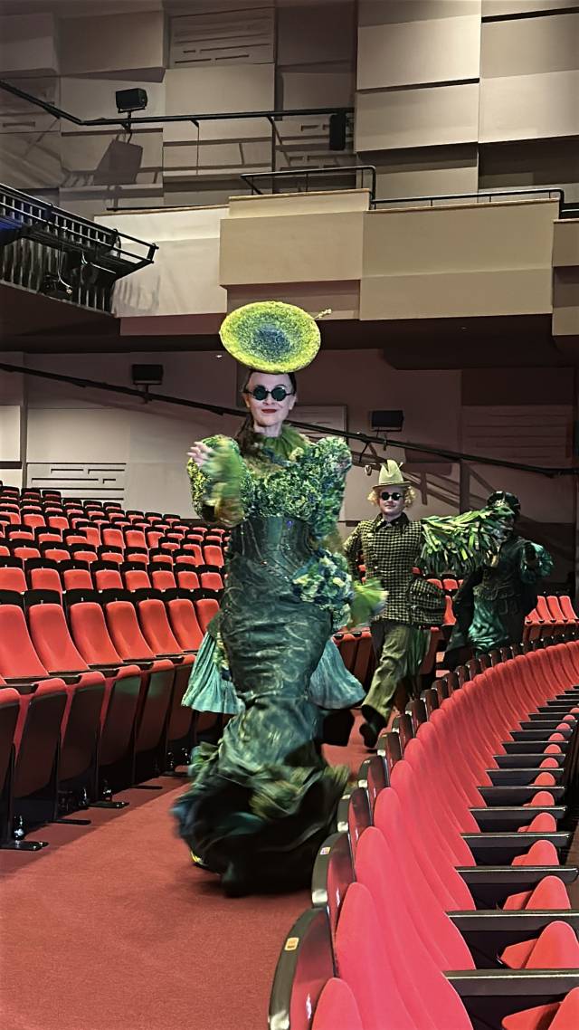 19일 오후 부산 드림씨어터에서 열린 뮤지컬 ‘위키드’ 의상&소품 소개 및 백스테이지 투어 중 4명의 앙상블·스윙 배우가 객석으로 걸어 들어오고 있다. 김은영 기자 key66@