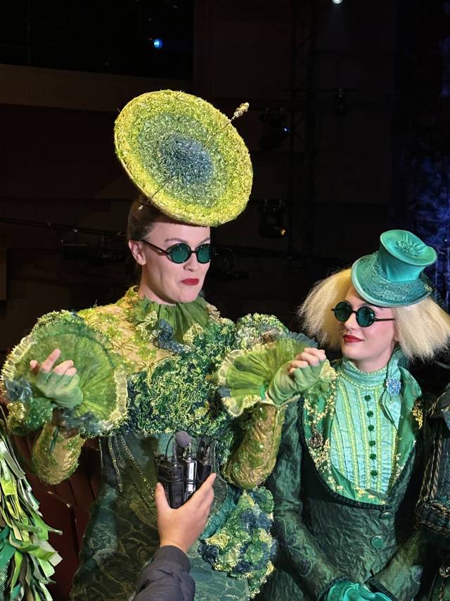 19일 오후 부산 드림씨어터에서 열린 뮤지컬 ‘위키드’ 백스테이지 투어에서 인터뷰를 하고 있는 앙상블 배우들. 김은영 기자 key66@