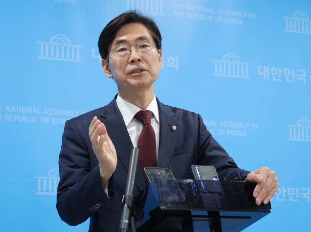 국민의힘 조경태 의원이 지난 5월 10일 국회 소통관에서 기자회견을 하고 있다. 연합뉴스