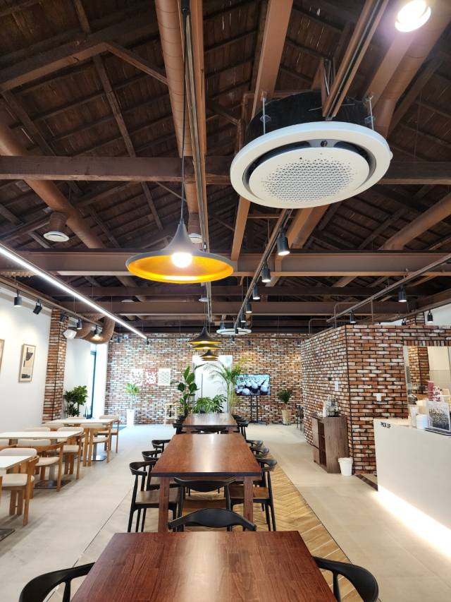 ‘목화당1944’ 내부. 목재 트러스의 형태는 원형을 그대로 유지했다.