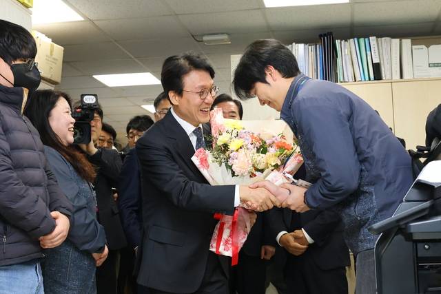김민석 국무총리(가운데)가 20일 경주시청을 방문해 꽃다발로 환영하는 공무원에게 감사하며 격려하고 있다. 경주시 제공