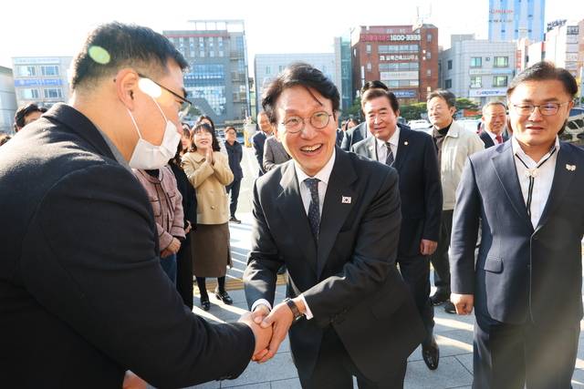 김민석 총리(가운데)가 20일 오전 경주시청을 깜짝 방문해 송호준 부시장(오른쪽)이 맞이하며 본관으로 들어서고 있다. 경주시 제공