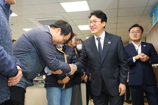 김민석 총리(가운데)가 송호준 부시장(오른쪽) 안내로 APEC 실무부서 공무원들을 일일이 악수하며 격려하고 있다. 경주시 제공