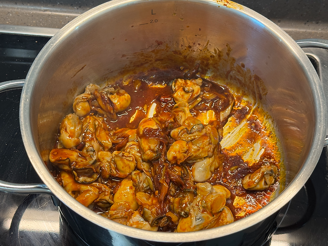 굴을 양념에 먼저 볶아주는 과정