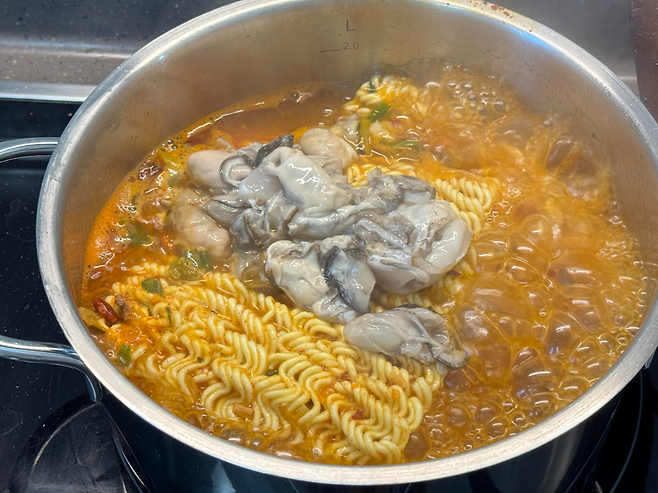 면이 익어갈때쯤 제철 굴을 추가하는 모습