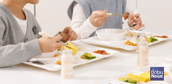 식품의약품안전처(처장 오유경)는 17개 지방자치단체와 함께 10월 13일부터 10월 31일까지 전국 어린이집 집단급식소 총 3892곳을 점검한 결과, 「식품위생법」을 위반한 4개소를 적발하고 관할 지자체에 행정처분을 요청했다. ⓒ베이비뉴스