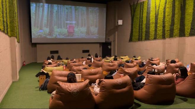 CGV에서 진행한 ‘뜨개질 상영회’(사진=CGV)