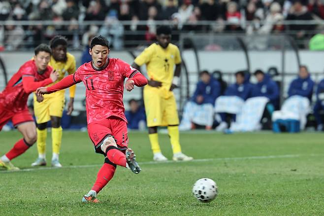 한국 축구 대표팀 황희찬이 페널티킥을 차는 모습