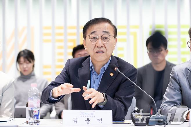 김윤덕 국토교통부 장관이 28일 서울 성수동에 위치한 성수1재건축사업 현장을 방문해 사업추진 현황을 점검하고 있다. (국토교통부 제공. 재판매 및 DB 금지) 2025.10.28/뉴스1