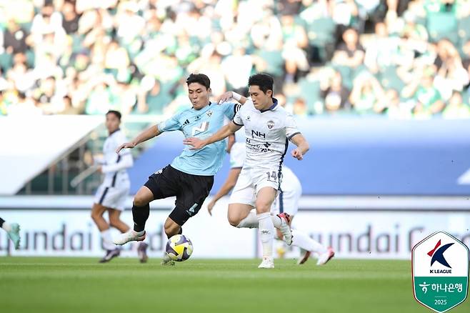 K리그1 대상 경쟁을 펼치는 박진섭(왼쪽)과 이동경. (한국프로축구연맹 제공)