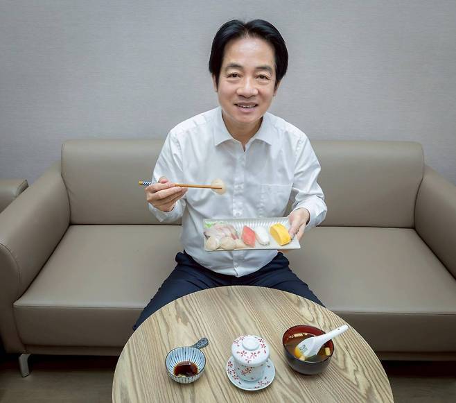 '오늘 점심은 초밥과 된장국'이라는 설명과 함께 오른 라이칭더  대만 총통 식사 사진(라이칭더 페이스북 갈무리 )
