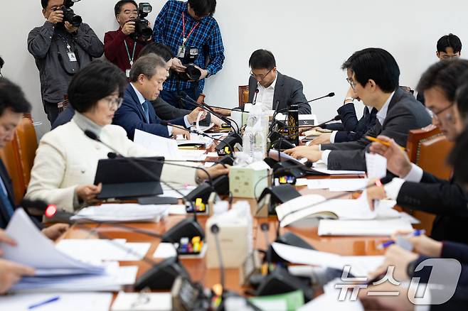 한병도 국회 예산결산특별위원장이 지난 19일 서울 여의도 국회에서 열린 제429회 국회(정기회) 제3차 예산안등조정소위원회에서 의사봉을 두드리고 있다. 2025.11.19/뉴스1 ⓒ News1 유승관 기자