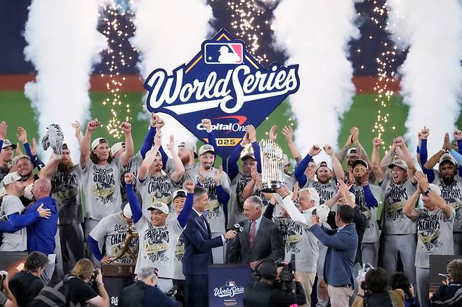 LA 다저스 선수단이 1일(현지시간) 토론토에서 열린 2025 메이저리그(ML) 월드시리즈(WS) 7차전에서 토론토를 꺾은 뒤 승리를 자축하고 있다. 사진 | AFP연합뉴스