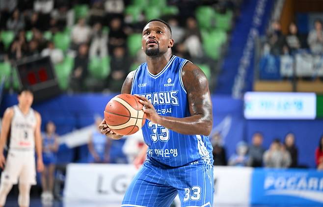 가스공사 퍼킨스가 18일 대구체육관에서 열린 2025~26 LG전자 프로농구 2라운드 부산 KCC전에서 자유투를 쏘고 있다. 사진 | KBL