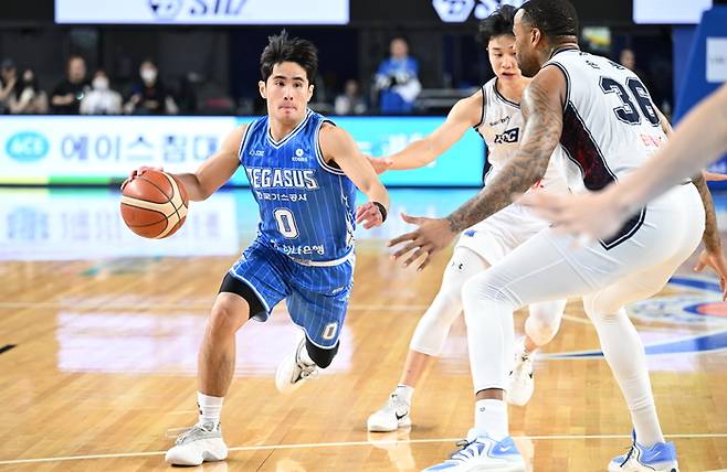 가스공사 벨란겔이 18일 대구체육관에서 열린 2025~26 LG전자 프로농구 2라운드 부산 KCC전에서 돌파를 하고 있다. 사진 | KBL