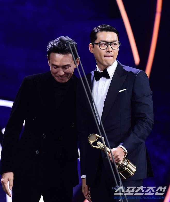 19일 제46회 청룡영화상 시상식이 여의도 KBS홀에서 열렸다. 남우주연상 수상한 배우 현빈. 여의도=송정헌 기자songs@sportschosun.com/2025.11.19/