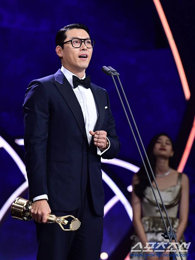 19일 제46회 청룡영화상 시상식이 여의도 KBS홀에서 열렸다. 남우주연상 수상한 배우 현빈. 여의도=송정헌 기자songs@sportschosun.com/2025.11.19/