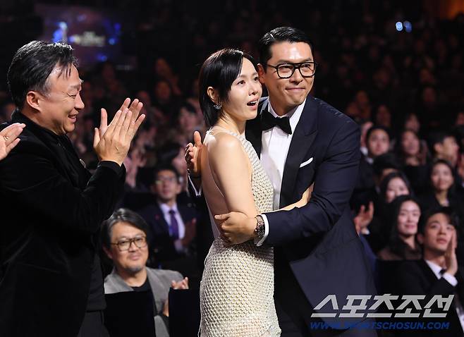 제46회 청룡영화상 시상식이 19일 여의도 KBS홀에서 열렸다. 여우주연상을 수상한 손예진이 남편 현빈과 포옹하고 있다. 정재근 기자 cjg@sportschosun.com/2025.11.19/