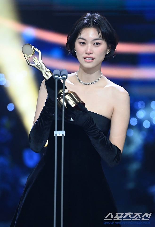 제46회 청룡영화상 시상식이 19일 여의도 KBS홀에서 열렸다. 신인여우상을 수상한 김도연이 수상 소감을 말하고 있다. 허상욱 기자  wook@sportschosun.com/2025.11.19/