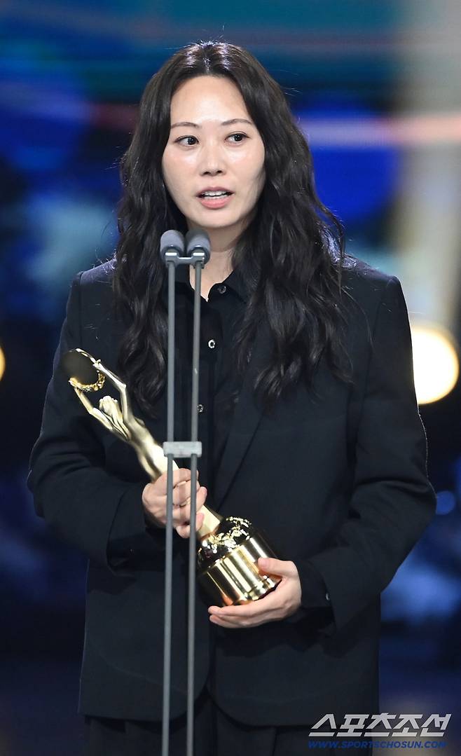 제46회 청룡영화상 시상식이 19일 여의도 KBS홀에서 열렸다. 신인감독상을 수상한 김혜영이 기뻐하고 있다. 허상욱 기자  wook@sportschosun.com/2025.11.19/