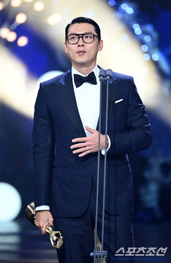 제46회 청룡영화상 시상식이 19일 여의도 KBS홀에서 열렸다. 남우주연상을 수상한 현빈이 기뻐하고 있다. 허상욱 기자  wook@sportschosun.com/2025.11.19/